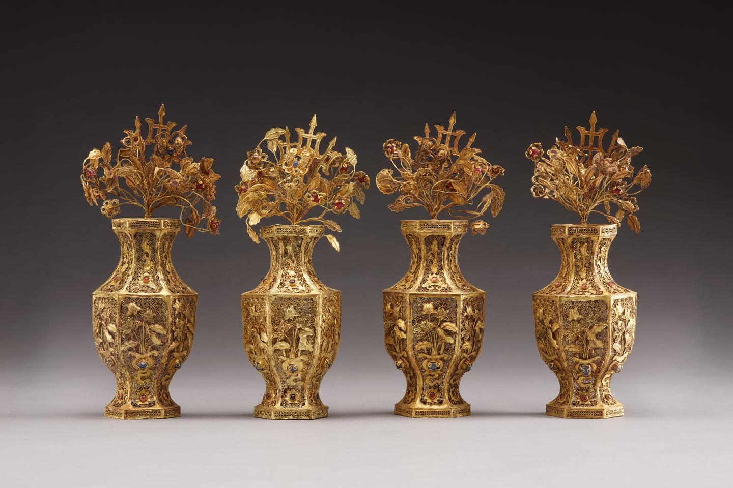 9d2432b 1727179610419 48 hexagonal gold filigree vases with floral and halberds design c a a a a e e a a a e e c e c