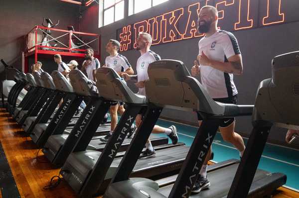 jogadores da selecao se preparando para a final da copa do mundo de futsal